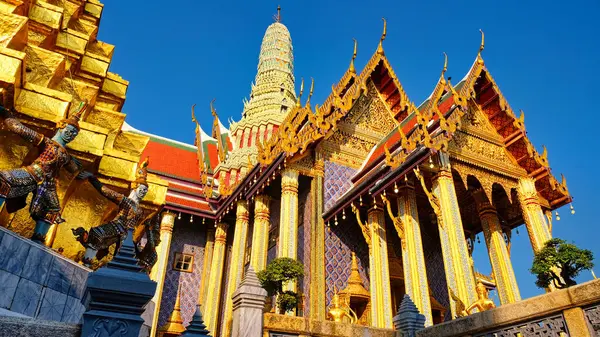 Sanctuaire Thaïlandais Opulent Festonné Ornements Dorés Céruléens Met Valeur Une — Photo