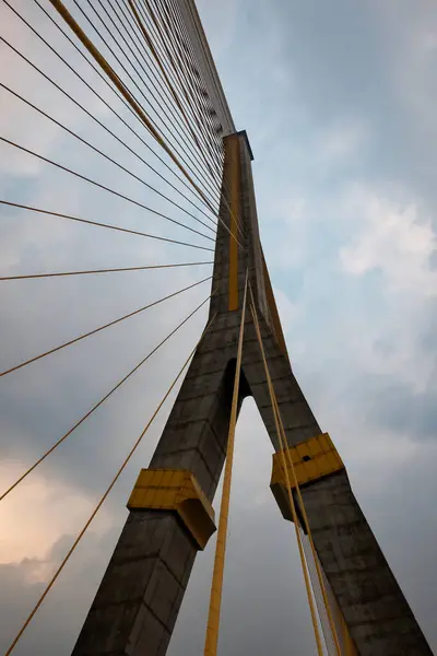 Tårnhøj Hængebro Med Betonsøjler Stålkabler Overskyet Himmel - Stock-foto