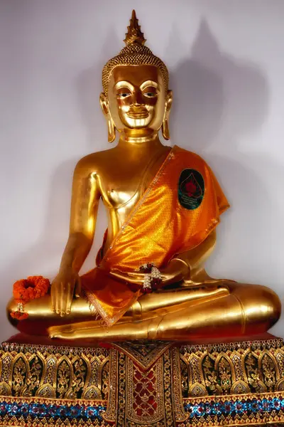Statue Bouddha Doré Assise Position Lotus Sur Piédestal — Photo