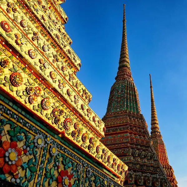 Photo Représente Des Flèches Temple Ornées Thaïlande Agrémentées Tuiles Motifs — Photo