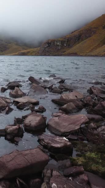 Okouzlující Irské Horské Jezero Zaujme Svým Mlhavým Prostředím Jak Nad — Stock video