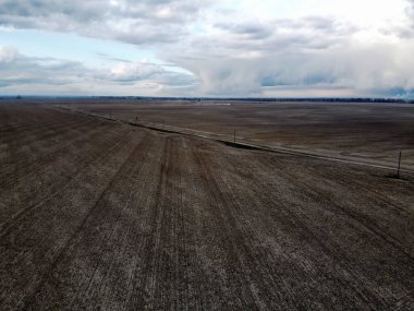 Tarlaların arasındaki toprak yol, hava manzarası. Tarım alanı, ekilebilir arazi.