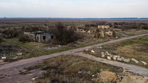 Ukrayna 'nın kuzeyindeki yok edilmiş çiftlik hayvanları çiftliği, hava manzaralı. Harap olmuş sanayi binaları.