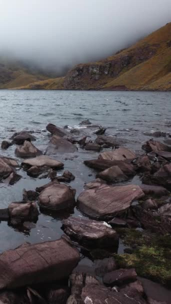 Skalisty Brzeg Mglistego Górskiego Jeziora Hrabstwie Kerry Irlandii Pod Gęstą — Wideo stockowe