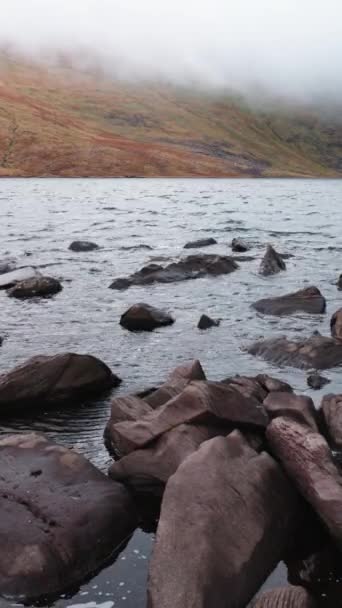 Спокойное Сновидное Ирландское Озеро Раскрывает Свою Безмятежную Красоту Украшенную Низкими — стоковое видео