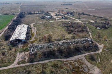 Terk edilmiş çiftlik, hava manzaralı. Harap olmuş sanayi binaları.