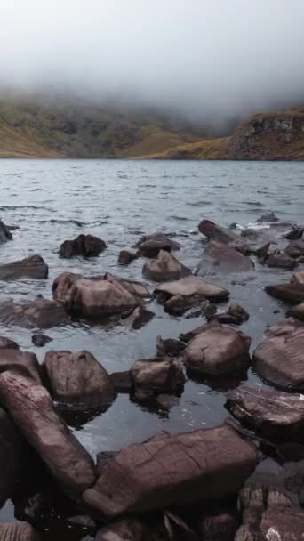 Perca Cativante Fascínio Lago Montanha Irlandês Onde Nuvens Baixas Encontram — Vídeo de Stock