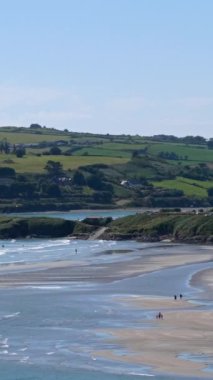 County Cork 'taki Inchydoney İrlanda plajı huzurlu ve rahatlatıcı bir kaçış yolu arayan gezginler için mükemmel bir yerdir. Dikey video.
