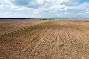 Tarlaların üzerinde güzel bulutlu gökyüzü. Tarım arazisi.