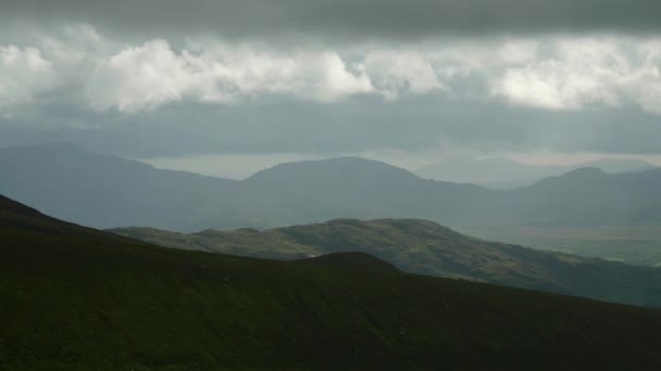 从一个崇高的有利位置拍摄 一个绿色的山脉延伸到乌云覆盖 灰色的天空之下 放大放大 — 图库视频影像