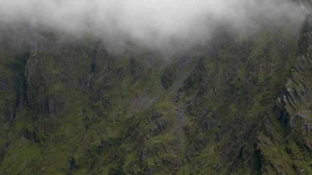 Eine Dicke Nebeldecke Verleiht Dem Sattgrünen Gebirge Eine Geheimnisvolle Und — Stockvideo