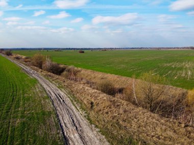 Terk edilmiş arazi ıslah kanalı, hava manzaralı. Tarım arazisi.