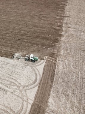 Traktör tarlayı sürüyor, hava manzarası var. Tarım arazisi.