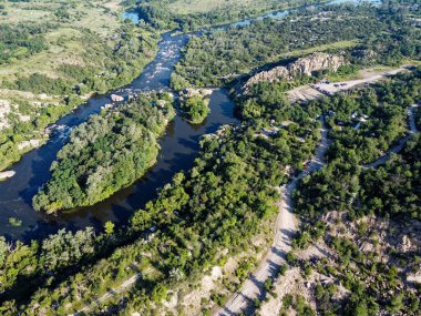 Güney Böcek Nehri 'nin kıvrımlı yatağı. Nehir, kuş bakışı manzara. Sert, kayalık arazi.