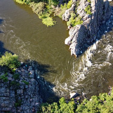 Güney Böcek Nehri 'nin Integral denilen kıvrımında kuş bakışı. Kayalık arazi arasında pitoresk bir nehir..