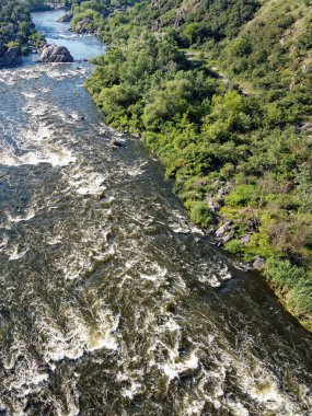 Güney Böceği 'nde resim gibi nehir akıntısı var. Nehrin hızlı akışı kayalık arazi üzerinde, kuş bakışı manzara.