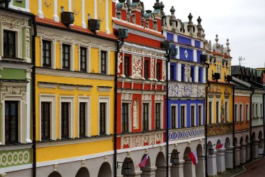 Polonya 'nın Zamosc kasabasında zengin dekore edilmiş eski Rönesans evleri. Renkli eski Avrupa evleri, turistik yerler. Parlak şekilde boyanmış evler..