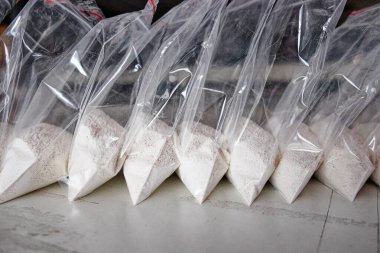 Beyaz tozla dolu saydam keseler. Küçük keselerde beyaz toz paketlenmiş..