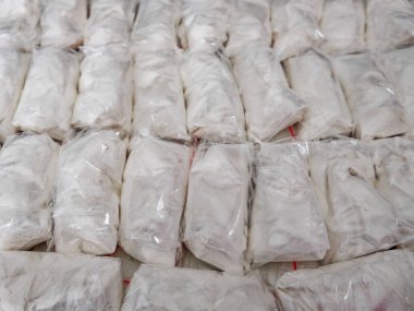 Beyaz tozla dolu saydam keseler. Küçük keselerde beyaz toz paketlenmiş..