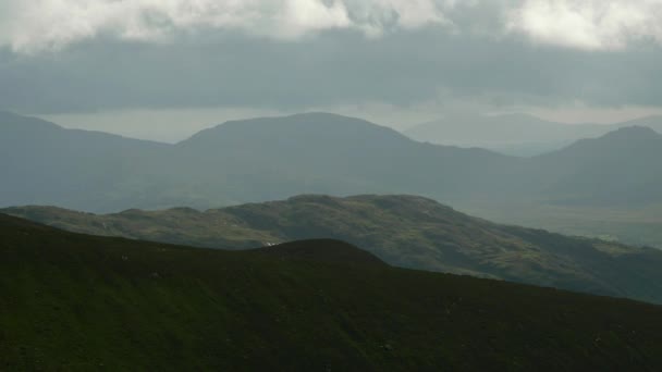 Вид Високий Кут Показує Висотний Гірський Хребет Встановлений Сірому Хмарному — стокове відео