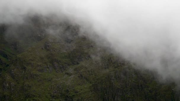 Mlha Zahaluje Hornatou Krajinu Kde Skály Přispívají Náladové Atmosféře Přiblížit — Stock video