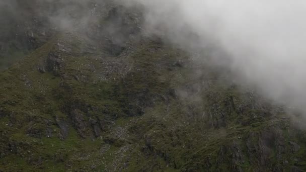 Eine Neblige Bergszene Mit Felsigen Formationen Ruft Eine Tiefgründige Und — Stockvideo