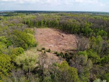 Düşen bir yer, hava manzaralı. Harap olmuş topraklar, temizleniyor..