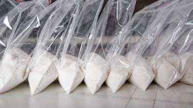 Beyaz tozla dolu saydam keseler. Küçük keselerde beyaz toz paketlenmiş..