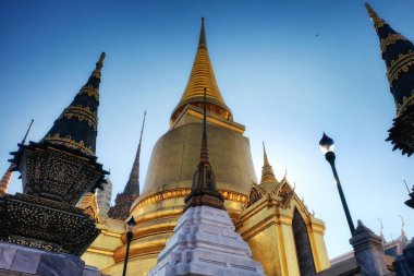 Tayland 'da yer alan bu tapınak, büyük bir altın stupa ve daha küçük boyutlarda birkaç süslü kuleye sahiptir. Yapının detayları karmaşıktır. Tayland mimarisi mükemmelliği.