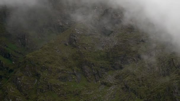 Eine Nebelverhüllte Landschaft Mit Imposanten Felsen Die Den Launischen Ton — Stockvideo