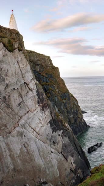 Eine Felsige Küste Steil Und Zerklüftet Geschmückt Mit Rasenflächen Ein — Stockvideo
