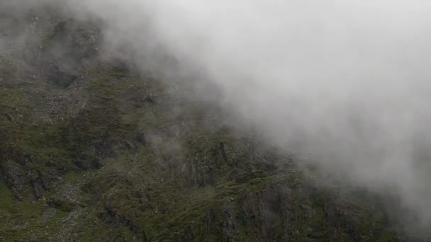 Das Bergige Terrain Von Nebel Umhüllt Und Von Schroffen Felsen — Stockvideo