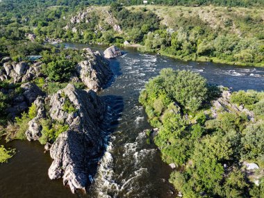Güney Böcek Nehri 'nin Integral denilen kıvrımında kuş bakışı. Kayalık arazi arasında pitoresk bir nehir..
