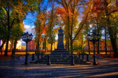 Nizhyn, Chernihiv bölgesinde yaşayan dahi yazar Nikolai Gogol 'un anıtı, Gogol Meydanı' nın ana caddesinde yer alıyor. Anıt 4 Eylül 1881 'de açıldı..