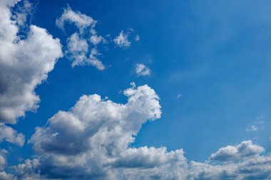 Doğanın sükuneti, gökyüzünün huzur ve sükunet hissi yayan tüylü bulutlarla birlikte rahatlatıcı mavi bir renge bürünmesiyle tam olarak sergilenmektedir..