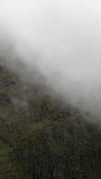 Dieser Nebligen Bergkulisse Trägt Das Vorhandensein Von Felsen Zur Tiefgründigen — Stockvideo