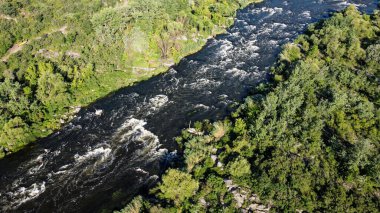 Güney Böceği 'nde resim gibi nehir akıntısı var. Nehrin hızlı akışı kayalık arazi üzerinde, kuş bakışı manzara.