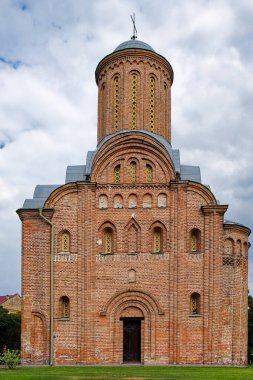 Pyatnitskaya Kilisesi, bir kubbe ve haçla taçlandırılmış kırmızı tuğla bir bina, temiz ve sınırsız bir gökyüzünün zemininde duruyor, Chernihiv 'deki ortaçağ tuğla kilisesinin özünü somutlaştırıyor.
