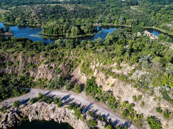 Güney Böcek Nehri 'nin kıvrımlı yatağı. Nehir, kuş bakışı manzara. Sert, kayalık arazi.