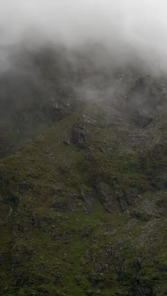 Mlhavá Horská Krajina Charakterizovaná Skalnatými Útvary Které Zvýrazňují Náladovou Atmosféru — Stock video