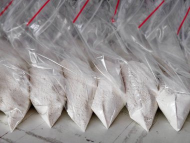 Beyaz tozla dolu saydam keseler. Küçük keselerde beyaz toz paketlenmiş..