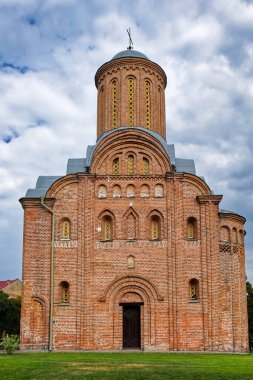 Ukrayna 'nın Chernihiv şehrindeki ortaçağ tuğla kilisesi olan Pyatnitskaya Kilisesi, üzerinde bir kubbe ve haç bulunan çarpıcı bir kırmızı tuğla yapı olarak ortaya çıkar..