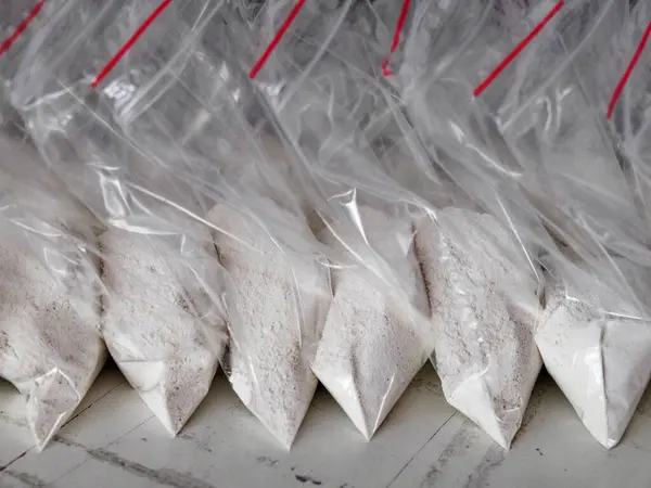 Beyaz tozla dolu saydam keseler. Küçük keselerde beyaz toz paketlenmiş..