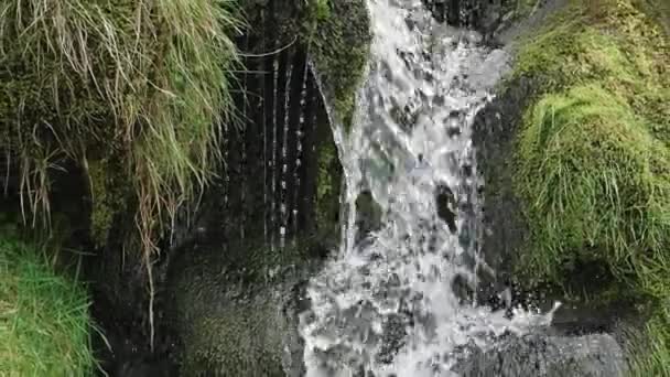 Zobrazen Detailní Pohled Vodopád Vodopádem Který Kaskádovitě Rozprostírá Skalách Oddálit — Stock video