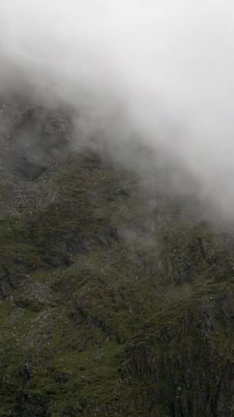 多雾的气氛笼罩着山水 岩石加剧了喜怒无常的气氛 垂直录像 — 图库视频影像