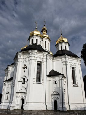 Chernihiv 'deki Catherine Kilisesi' nin Ukrayna Barok mimarisi bu resimde canlanıyor, muhteşem beyaz kilise beş görkemli altın kubbeye sahip..