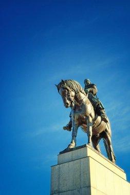 Görüntü, attaki bir adamın bronz heykelini gösteriyor. At uzun bir kaidede. Vitkovsky tepesinin tepesinde gökyüzüne karşı Jan Zizka anıtı.