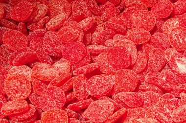 Bir yığın kırmızı, kalp şeklinde şekerle kaplı şekerlemeler, üst üste geliyor..