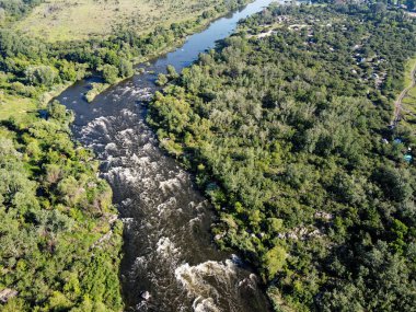 Güney Böceği 'nde resim gibi nehir akıntısı var. Nehrin hızlı akışı kayalık arazi üzerinde, kuş bakışı manzara.
