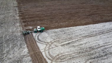 Traktör tarlayı sürüyor, hava manzarası var. Tarım arazisi.